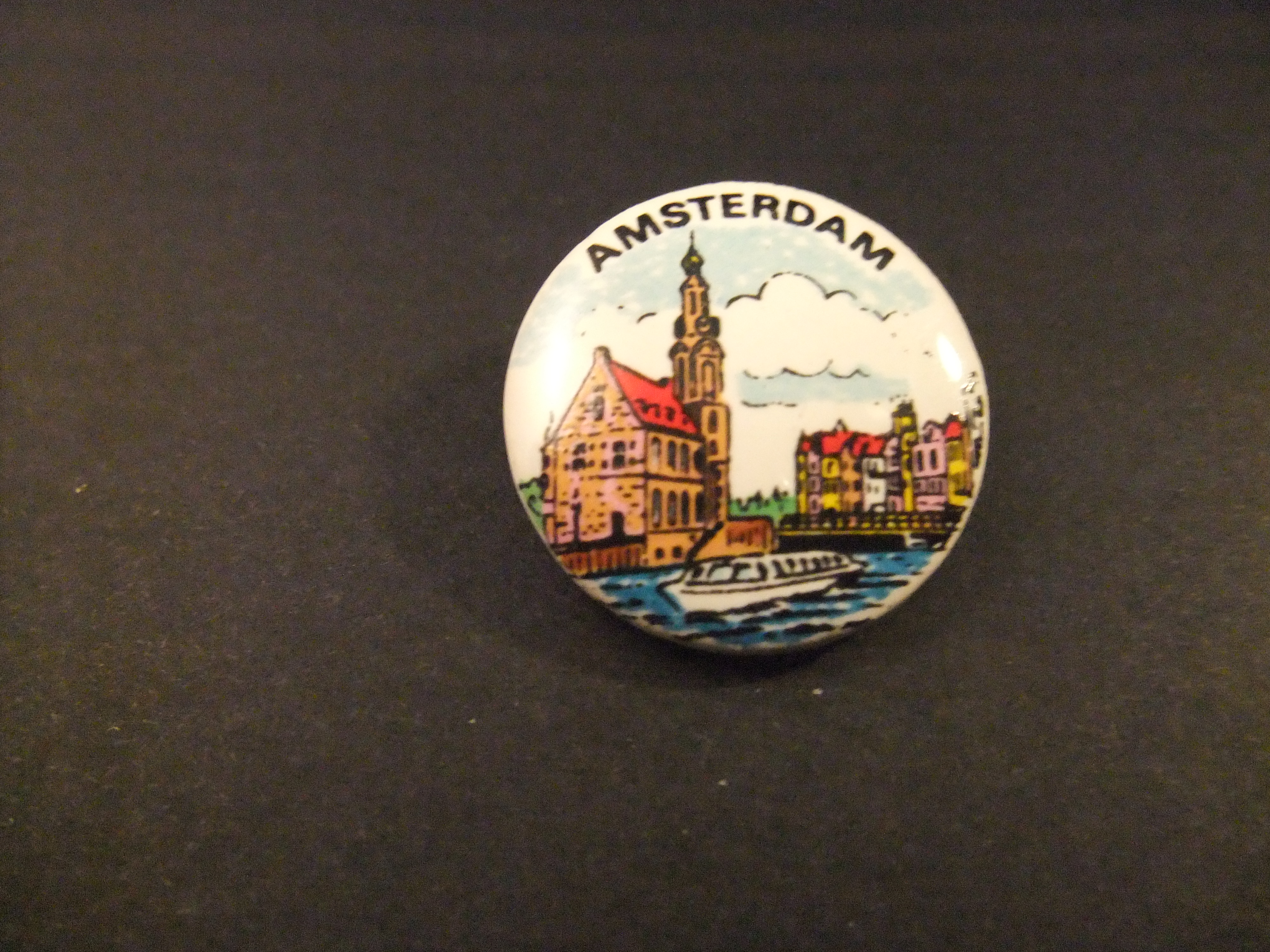 Amsterdam rondvaartboot door de gracht langs de kerk